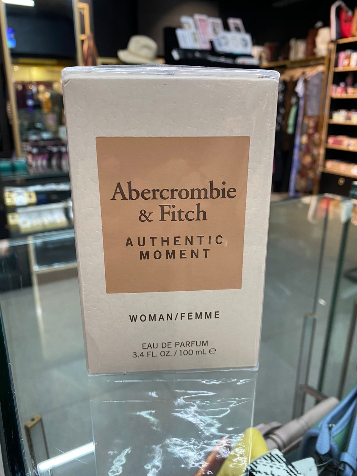Abercrombie & Fitch  (AUTHENTIC MOVEMENT)