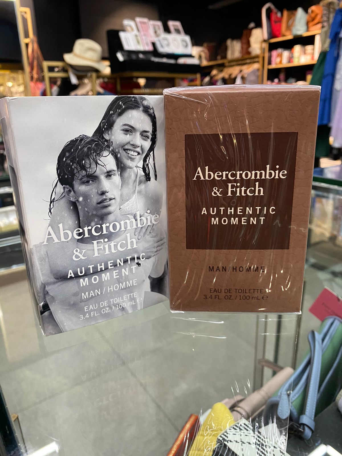 Abercrombie & Fitch (AUTHENTIC MOVEMENT)