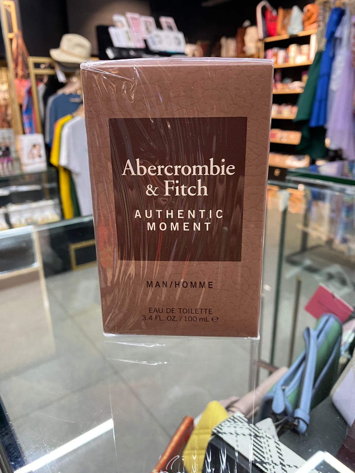 Abercrombie & Fitch (AUTHENTIC MOVEMENT)